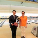 前年度優勝の相模原パークレーンズ①チームを代表して 本望 工 選手より優勝トロフィーの返還。